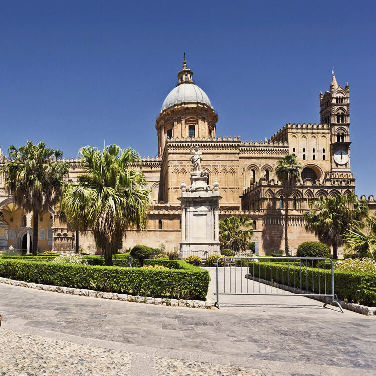 Cattedrale di Palermo, Sicilia, Italia con cielo blu e giardini in primo piano