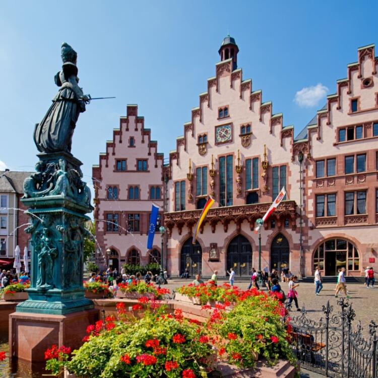 Una vista pittoresca della facciata rossa e dei dettagli intricati dello storico Rathaus am Römer di Francoforte.