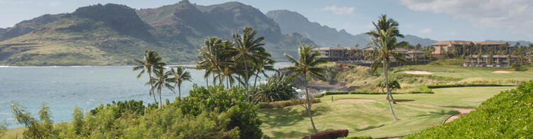 Baia di Lihue con montagne in riva al mare