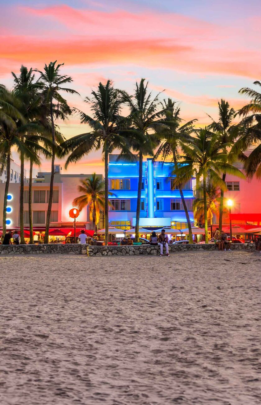 De verlichte skyline van Miami bij nacht