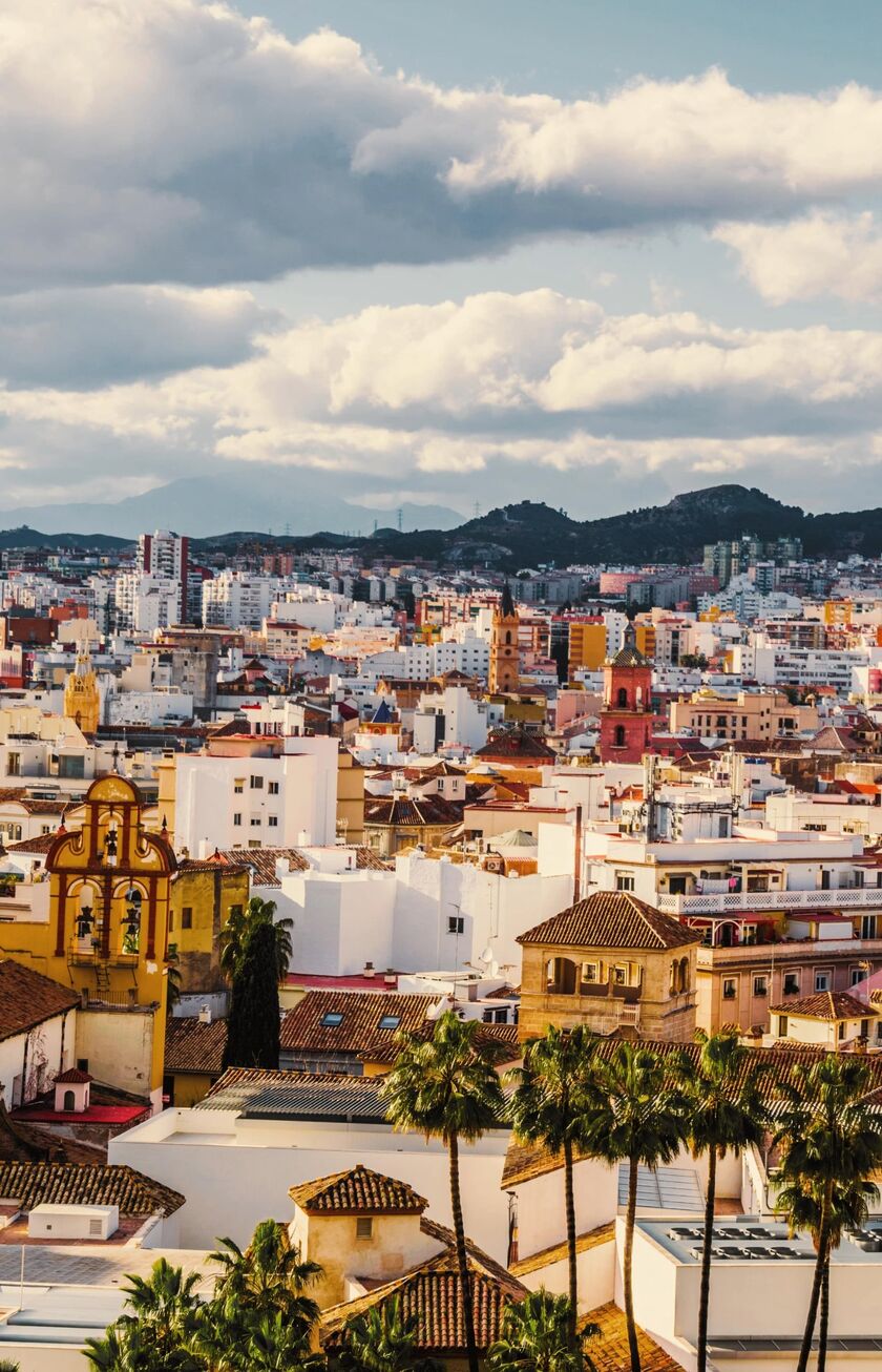 Vogelperspectief van de oude binnenstad van Málaga met bergen op de achtergrond