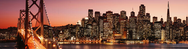 San Francisco skyline en de Golden Gate Bridge bij nacht.
